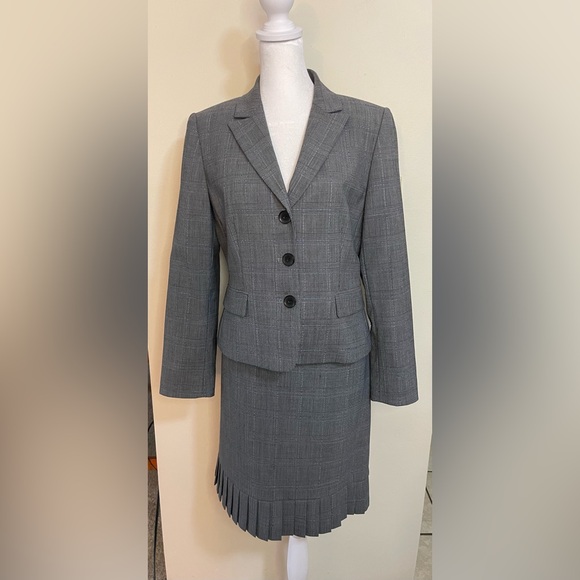 Tahari ASL Women’s 2 Pieces Suit Skirt/ Blazer Wool Blend Gray Plaid Size 6P - Picture 3 of 17